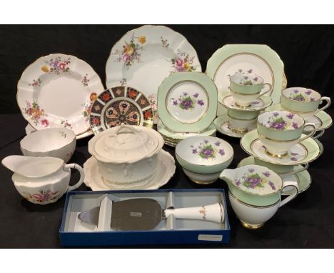 Ceramics - a Royal Crown Derby 1128 pattern side plate; Royal Crown Derby Posies including dinner plates, dessert plates, cre