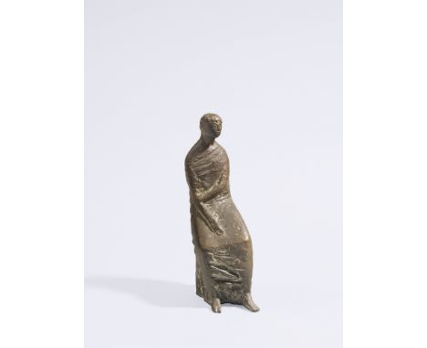 Gustav Seitz (Neckarau bei Mannheim 1906 – 1969 Hamburg). „Junge ruhende Sappho (1. Entwurf)“. 1964Bronze mit brauner Patina.