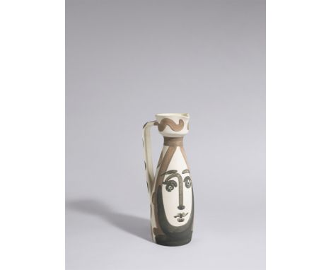Pablo Picasso (Málaga 1881 – 1973 Mougins). „Visage“. 1955Krug, weißer Ton, mit Engobenbemalung, innen glasiert.  Höhe: 31,5&