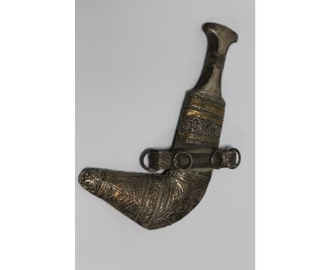 AN ANTIQUE OMANI JAMBIYA DAGGER, with horn handle and white metal decorative covering