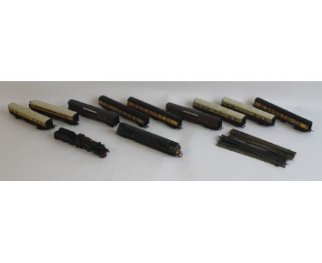 A COLLECTION OF UNBOXED 'OO' GAUGE RAILWAY ITEMS to include Lima Class 52 locomotive BR green D1004 'Western Crusader', Hornb