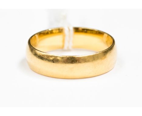 An 18ct gold plain wedding ring, with a width of 5mm, size R and a weight 6.4 grams approx 