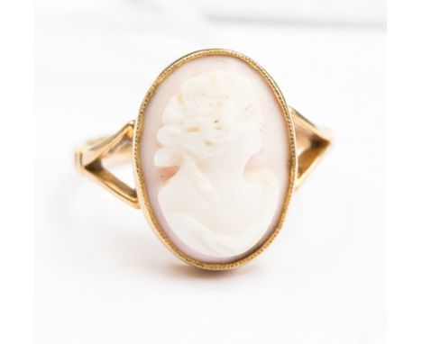 A 9ct gold cameo ring, size 0 