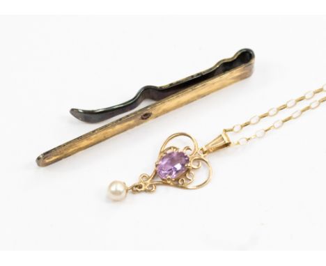 An amethyst and cultured pearl pendant, set in 9ct gold with a fine 9ct gold chain, gross weight approx 1.4gms, together with