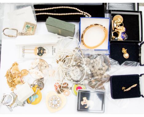 A collection of assorted costume jewellery to include brooches, faux pearl strands, tiger clip on earrings, yellow and white 