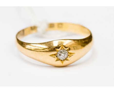 An 18ct yellow gold gentleman's ring, with a single diamond in star shaped setting, size P, with a total gross weight approx 