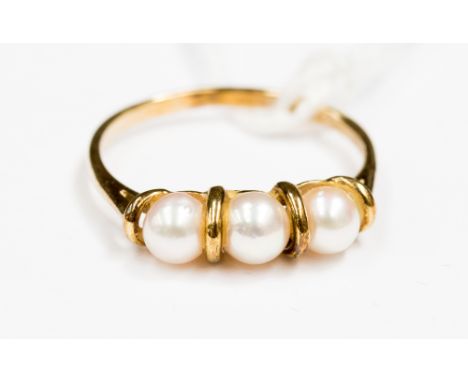 An 0.375 9ct gold ring set with three cultured pearls, size O1/2 