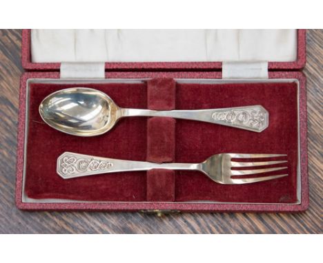 A 20th century silver boxed Christening set of a spoon and fork with Celtic style design, Sheffield 1956 (1) 