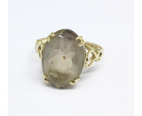 A 9ct gold smoky quartz ring, 2.5g, K 