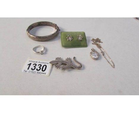 A mixed lot of silver jewellery including lizard brooch, bangle, ring etc