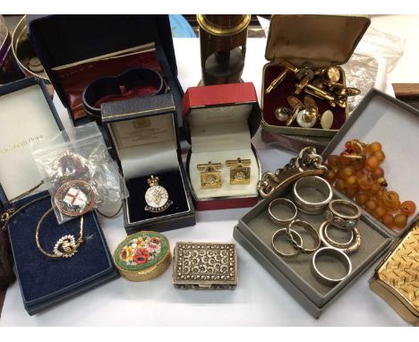 Silver snuff box, group silver dress rings, other costume jewellery and sundries