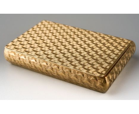 A Georgian style 9ct gold snuff or vesta case with basket weave engine turned decoration to entire body, stamped by Ramsden &