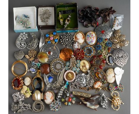 A large collection of brooches to include: mid Century silver, marquisite, enamel, pewter, pearl set and cameo (1 bag)