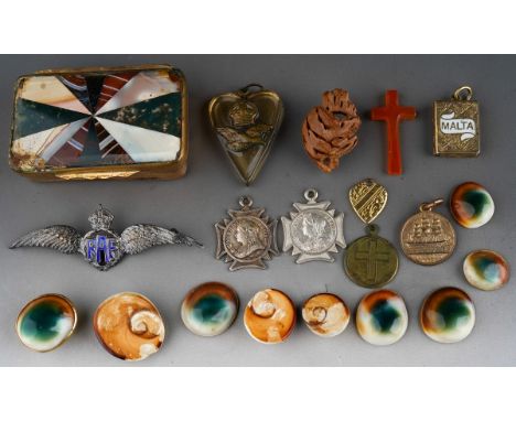 A Victorian damaged agate and hardstone gilt metal mounted snuff box, width 5.5cm, together with a ceramic yellow metal mount