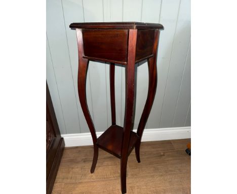 Floor standing mahogany plant stand, approx 92 cm tall