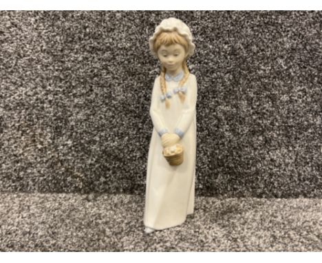 Nao by Lladro ‘Girl with basket’ in good condition