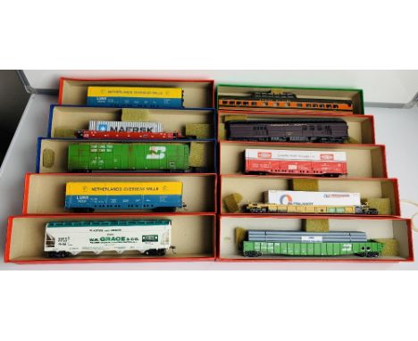 10x Assorted HO Scale Wagons / Coaches - Fitted with Kaydee Couplings, Supplied in Leatherette Storage BoxesP&P group 3 (£27 