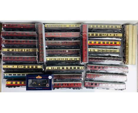 28x OO Gauge Passenger Coaches & 1x Bachmann Tanker Wagon Boxed. All in good used conditionP&P group 3 (£27 for the first ite
