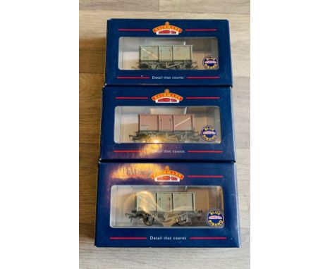 3x Bachmann OO Gauge BR 16 Ton Mineral Wagons Factory Weathered To Include: 2x 37-253A Grey, 1x 37-254A Brown - All BoxedP&P 