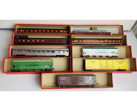 9x Assorted HO Scale Wagons / Coaches - Fitted with Kaydee Couplings, Supplied in Leatherette Storage BoxesP&P group 2 (£20 f