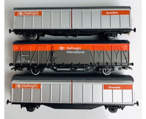 3x OO Gauge BR Railfreight Van Wagons - UnboxedP&P group 2 (£20 for the first item and £2.50 for subsequent items) 