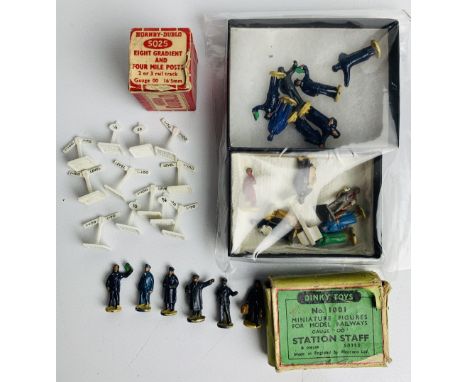 Dinky Toys No.1001 Station Staff (6x) Boxed, 12x Dinky Toys Figures Unboxed, Hornby Dublo 5025 Gradient Signs Boxed.P&P group