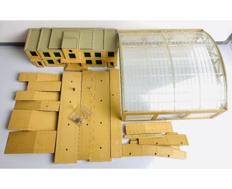 Hornby Dublo Station Terminus Station Set - With Over Roof, Terminus Building, Assorted Platform Sections - See PictureP&P gr