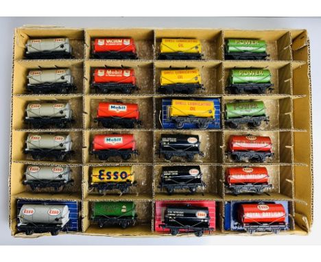 24x Hornby Dublo Assorted Tanker Wagons - 4x with BoxesP&P group 2 (£20 for the first item and £2.50 for subsequent items) 