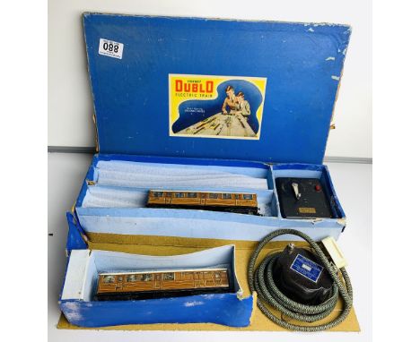 Hornby Dublo Train Set - Contains just 2x Coaches & Controller - Lacking Track & Loco and Box is Poor & DamagedP&P group 2 (£