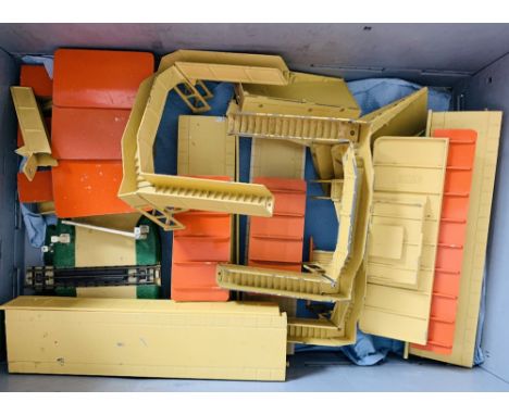Hornby Dublo - Lot of Diecast Station Buildings, Platforms & Footbridges etc - All UnboxedP&P group 3 (£27 for the first item