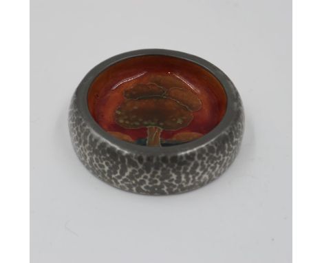 William Moorcroft ashtray in the Eventide pattern with a Hutton of Sheffield surround, D: 11 cm, no issues noted, in good ord