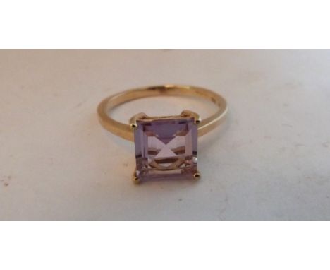 A suqare cut amethyst ring. In gold marked 375. Size O. 2.2g gross