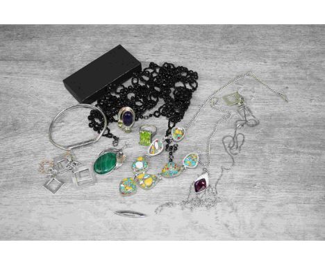 Small collection of costume jewellery to include silver bangle, amethyst and peridot white metal ring, malachite white metal 