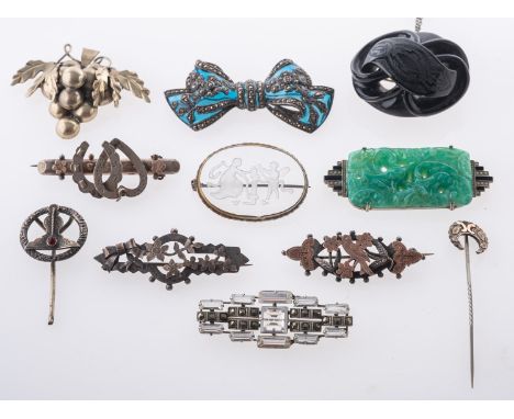 A mixed group of antique jewellery, to include a jet mourning brooch with engraved pattern to front; a geometric Art Deco bro