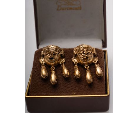 A pair of gold Inca style mask earrings with post fittings, in 14ct gold, 7,7 grams 