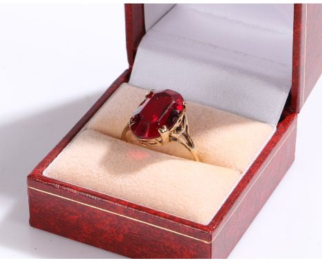 9 carat gold ring set with red paste, ring size R, 3.2g