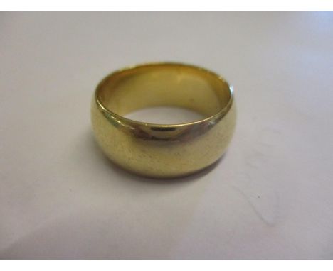 An 18ct gold wedding ring 