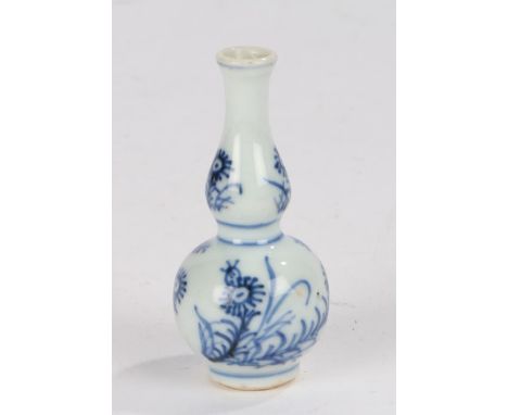 Chinese porcelain vase of small proportions, Kangxi period, decorated with floral scenes to the body and neck, 7.5cm high