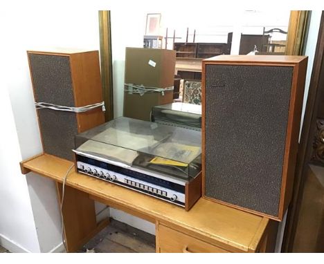 A Tandberg TR-220 stereo cassette recorder with two speakers, instruction manuals (19cm x 56cm x 33cm)