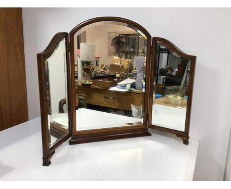A 1930s mahogany triptych dressing table mirror each panel with bevelled glass (fully open: 56cm x 77cm)