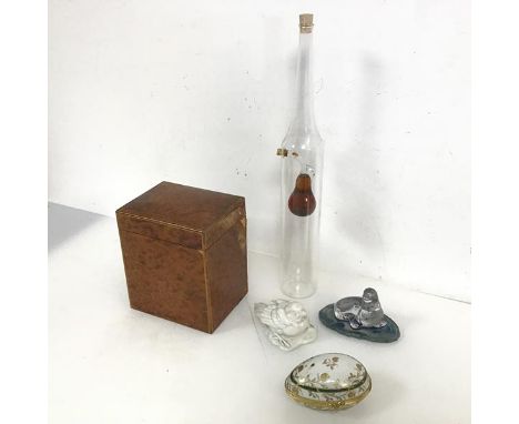 A mixed lot including a hinged box in the form of an egg with French inscription to base and the initials A.D. over V.D. (5cm