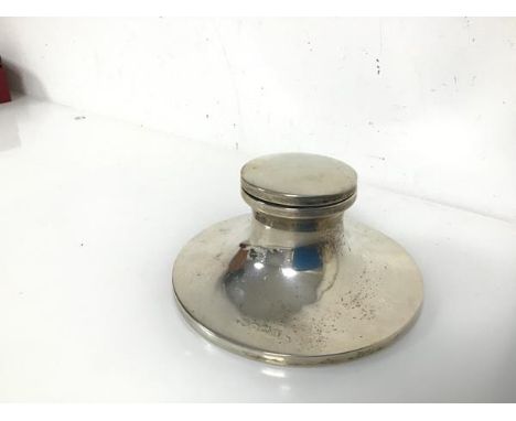 A Birmingham silver inkwell with hinged lid and wooden base (h.6cm x d.12cm)