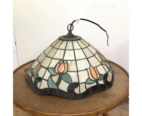 A Tiffany glass style hanging light with tulip decoration (a/f) (d.43cm)