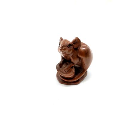 A carved hardwood Chinese netsuke - Rat by a stump