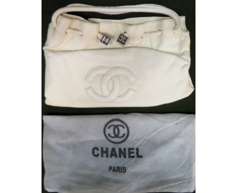 Vintage Chanel Ladies leather handbag

Used condition 