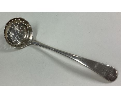 An 18th Century Georgian silver toddy ladle with pierced decoration. Marked to reverse. Approx. 19 grams. Est. £20 - £30.