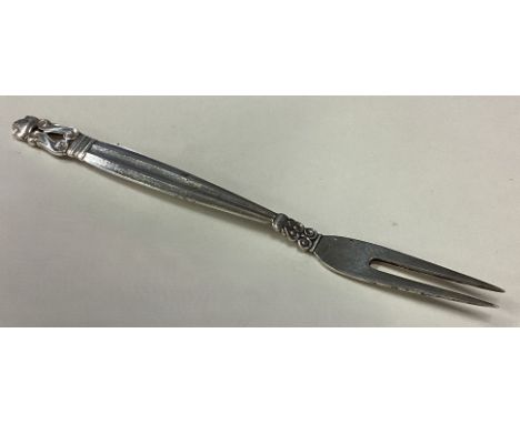 GEORG JENSEN: A novelty silver pickle fork. Approx. 28 grams. Est. £30 - £40.