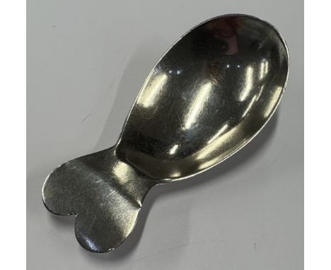 A good Georgian silver caddy spoon of typical form. London. Approx. 9 grams. Est. £20 - £30.