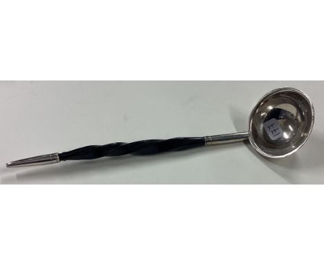 A George III silver toddy ladle. Circa 1800. Maker's mark only to bowl. Probably by Robert Hennell? Approx. 25 grams. Est. £2