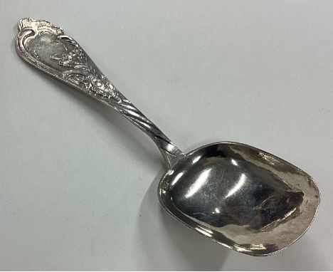 A French 19th Century silver caddy spoon. Approx. 29 grams. Est. £20 - £30.